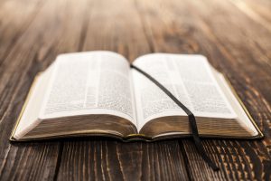 Anlässlich des 500. Tages der Reformation ist eine Jubiläumsausgabe der "Bibel" erschienen. Bildquelle: shutterstock.com