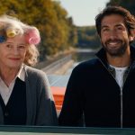 “Fluss des Lebens – Geliebte Loire”: Johanna (Lisa Kreuzer) steht mit bunten Lockenwicklern in den Haaren neben Pierre (Mathieu Delarive) an Deck eines Schiffes. Bildquelle:© ZDF und Philipp Timme