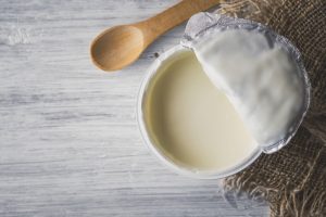 Gehaltvoller Joghurt stärkt mit sienen Nährstoffen das Gehirn. Bildquelle: shutterstock.com