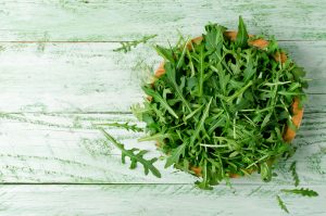 "Fit im Kopf" mit Joghurt-Rucola-Ballchen und Salat. Bildquelle: shutterstock.com