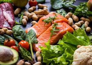 Eine gesunde Ernährung und die Vermeidung von Übergewicht wirken sich in jedem Fall positiv auf den Verlauf der Krankheit aus. Bildquelle: shutterstock.com