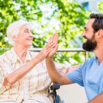 Eine häusliche Pflegekraft bietet die Möglichkeit in seinem gewohnten Umfeld zu bleiben. Bildquelle: © Shutterstock.com
