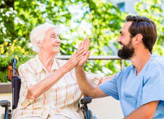 Was tun, wenn Pflege benötigt wird? Eine häusliche Pflegekraft bietet die Möglichkeit in seinem gewohnten Umfeld zu bleiben. Bildquelle: © Shutterstock.com