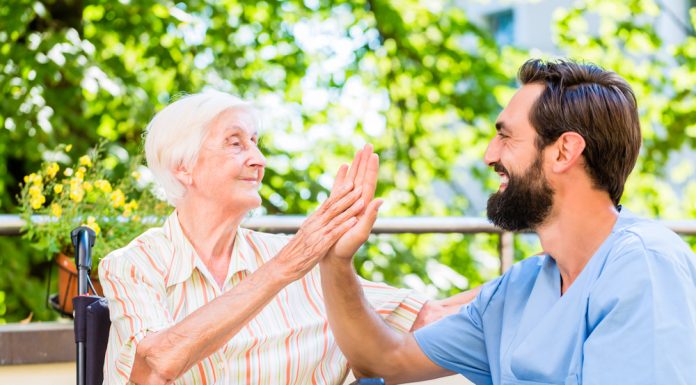 Was tun, wenn Pflege benötigt wird? Eine häusliche Pflegekraft bietet die Möglichkeit in seinem gewohnten Umfeld zu bleiben. Bildquelle: © Shutterstock.com