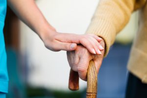 Mit 55 Jahren noch einmal die Schulbank drücken, um den Abschluss der examinierten Altenpflegerin zu bekommen. Eine weitere Station im Leben von brigitte Cleve. Bildquelle: shutterstock.com