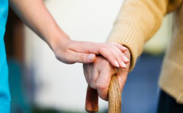 Demenz-Fibel: Der „Expertenstandard zur Beziehungsgestaltung in der Pflege von Menschen mit Demenz“ – Impulse zum Jahresauftakt 2019 Pflegendes Personal ist wichtiger denn je. Bildquelle: © Shutterstock.com