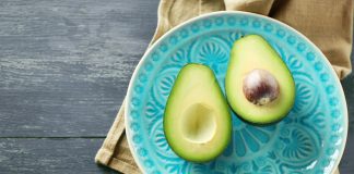 “Fit im Kopf” mit: Gefüllte gebratene Avocado mit Ziegenfrischkäse Avocados sind reich an Vitamin-E. Bildquelle: Shutterstock.com