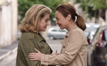 Neu im Kino: EIN KUSS VON BEATRICE EIN KUSS VON BEATRICE. Beatrice und Claire kommen sich näher. Quelle: © 2012 UNIVERSUM FILM GMBH