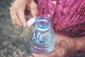 Im Bindegewebe des Menschen wird an hoher Anteil an Wasser gespeichert. Bilsquelle: shutterstock.com