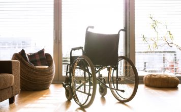 Wer soll das bezahlen? Finanzierung von barrierefreiem Wohnraum Barrierefreies Wohnen, dazu gehört je nach Einschränkung auch ein Treppenlift. Bildquelle: © Fotolia.com