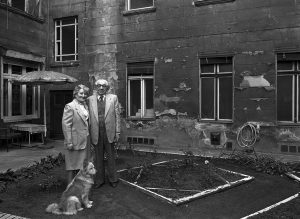 Hufelandstraße in Berlin - Oskar und Irma Fleischer in ihren Verlobungsanzügen mit Hund Putzi, 1986. Bildquelle: Harf Zimmermann