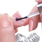 Das richtige Auftragen ist entscheidend für einen langen Halt. Bildquelle: shutterstock.com