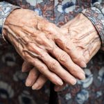 Wie bringt man wieder Schwung in müde Hände? Bildquelle: shutterstock.com