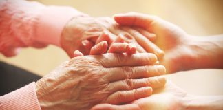 Die richtige Nagelpflege (Teil 1): So werden trockene Nägel wieder munter Gepflegte Hände auch im Alter - unser Themenspecial! Bildquelle: shutterstock.com