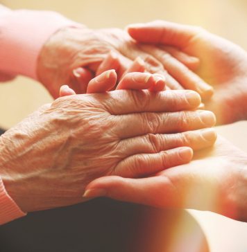 Die richtige Nagelpflege (Teil 1): So werden trockene Nägel wieder munter Gepflegte Hände auch im Alter - unser Themenspecial! Bildquelle: shutterstock.com