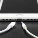 Smartphones, Tablets oder Laptops können ebenfalls über diesen Stecker mit anderen Geräten verbunden werden. Bildquelle: shutterstock.com