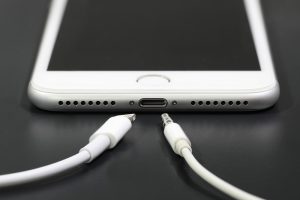 Smartphones, Tablets oder Laptops können ebenfalls über diesen Stecker mit anderen Geräten verbunden werden. Bildquelle: shutterstock.com