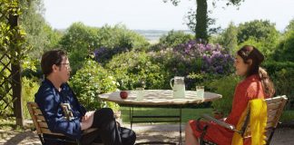 DVD-Tipp: DIE SCHÖNEN TAGE VON ARANJUEZ DIE SCHÖNEN TAGE VON ARANJUEZ, Dialog im Sommergarten, die Hauptdarsteller Reda Kateb, Sophie Semin. Quelle: © 2015 Alfama Films Production / Warner Bros. Pictures Germany