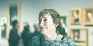 Demenz und Kunst – Begegnungen im Museum Kunst kann einen besonderen Zugang für an Demenz erkrankte Menschen eröffnen. Bildquelle: shutterstock.com