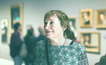 Demenz und Kunst – Begegnungen im Museum Kunst kann einen besonderen Zugang für an Demenz erkrankte Menschen eröffnen. Bildquelle: shutterstock.com