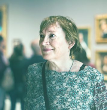 Demenz und Kunst – Begegnungen im Museum Kunst kann einen besonderen Zugang für an Demenz erkrankte Menschen eröffnen. Bildquelle: shutterstock.com