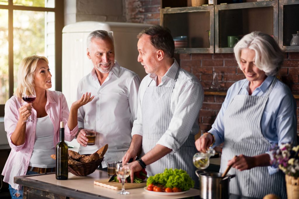 Zu zweit is(s)t man weniger allein. Das trifft in der Generation 59plus vor allem für das gemeinsame Kochen zu. Bildquelle: Fotolia.com