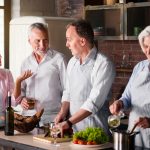 Zu zweit is(s)t man weniger allein. Das trifft in der Generation 59plus vor allem für das gemeinsame Kochen zu. Bildquelle: Fotolia.com