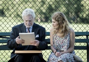 Die junge Alma (Sophie Nélisse) übergibt Leo (Derek Jacobi) das übersetzte Manuskript von "Die Geschichte der Liebe". Quelle: © 2017 PROKINO Filmverleih