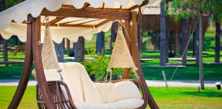 Ein Hauch von Hollywood – Die Hollywoodschaukel Nicht nur ein Relikt aus alten Zeiten, sondern wieder voll im Trend. Bildquelle: shutterstock.com