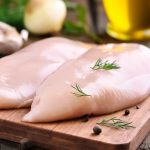 Gebratene Hähnchenfiletscheiben geben dem Mango-Chicken-Toast eine herzhafte Note. Bildquelle: shutterstock.com