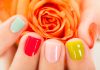Nagellackfarbe: Diese Farben liegen aktuell im Trend Beim Lippenstift oder Nagellack darf die Dame 59plus auch gern Mut zur Farbe zeigen. Bidlquelle: © Shutterstock.com