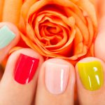 Beim Lippenstift oder Nagellack darf die Dame 59plus auch gern Mut zur Farbe zeigen. Bidlquelle: © Shutterstock.com