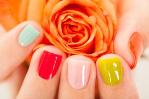 Welche die richtige Nagellackfarbe für Sie ist, verrät Ihnen unsere Beauty-Expertin. Bildquelle: shutterstock.com