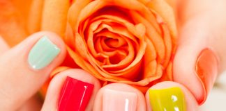 Nagellackfarbe: Diese Farben liegen aktuell im Trend Beim Lippenstift oder Nagellack darf die Dame 59plus auch gern Mut zur Farbe zeigen. Bidlquelle: © Shutterstock.com