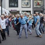Üben Sie gemeinsam in der Gruppe die Choreografie zum Song “Spark of Life”. Bildquelle: 59plus GmbH