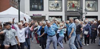 “Spark of Life”: Üben in der Gruppe mit Alexandra Ritter Üben Sie gemeinsam in der Gruppe die Choreografie zum Song "Spark of Life". Bildquelle: 59plus GmbH