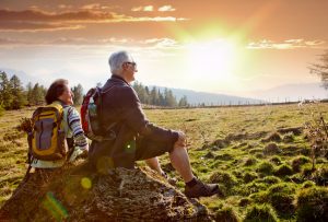 Busreisen sind im Vergleich zu Flugreisen häufig die günstigere Variante, deswegen aber nicht weniger interessant. Auch mit dem Bus kann man ganz wunderbar in den Aktivurlaub starten. Bildquelle: shutterstock.com