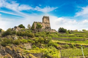 Für schöne Wanderungen muss man nicht unbedingt in die Berge: Schloss Gutenfels im Rheintal bietet ein wunderschönes Ziel. Bildquelle: shutterstock.com