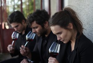 DER WEIN UND DER WIND. Die Geschwister Jérémie (François Civil), Jean (Pio Marma) und Juliette (Ana Girardot) bei der Weinprobe. Quelle: © Studiocanal GmbH