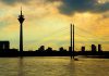Städtetipp Düsseldorf: Warum in die Ferne schweifen? Ein schöner Blick am Abend auf die Skyline von Düsseldorf. Bildquelle: Pixabay.de