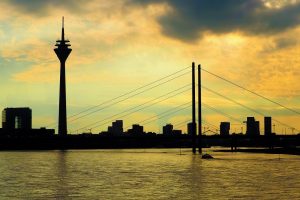 Ein schöner Blick am Abend auf die Skyline von Düsseldorf. Bildquelle: Pixabay.de