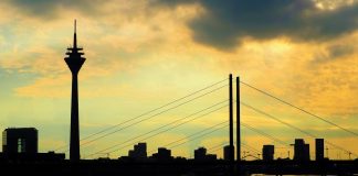 Städtetipp Düsseldorf: Warum in die Ferne schweifen? Ein schöner Blick am Abend auf die Skyline von Düsseldorf. Bildquelle: Pixabay.de