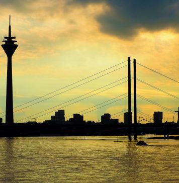 Städtetipp Düsseldorf: Warum in die Ferne schweifen? Ein schöner Blick am Abend auf die Skyline von Düsseldorf. Bildquelle: Pixabay.de
