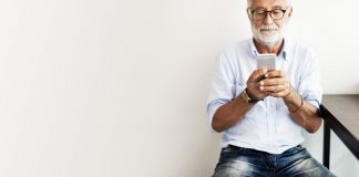 Kosmetik für Herren? Total normal, Mann! Ein gepflegtes Äußeres darf auch bei einem Mann nicht fehlen. Also ran an die Tiegel! Bildquelle: shutterstock.com