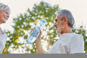 Um die grauen Zellen auch im Sommer fit zu halten, braucht es einen kühlen Kopf. Bildquelle: shutterstock.com