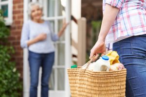 Eine 24-Stunden-Pflege übernimmt die Versorgung zuhause und wir bleiben so in unserem gewohnten Umfeld. Bildquelle: © Shutterstock.com