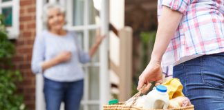 Plötzlich Pflegefall Durch die aktive Unterstützung zuhause, können wir in unseren eigenen vier Wänden alt werden. Bildquelle: © Shutterstock.com