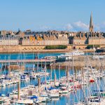 Wie eine Halbinsel liegt die Altstadt von Saint-Malo  im Atlantik. Bildquelle: shuttertock.com