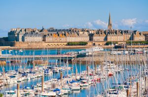 Wie eine Halbinsel liegt die Altstadt von Saint-Malo im Atlantik. Bildquelle: shuttertock.com