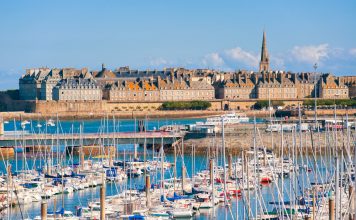 Besuchermagnet im Atlantik: Saint-Malo Wie eine Halbinsel liegt die Altstadt von Saint-Malo im Atlantik. Bildquelle: shuttertock.com